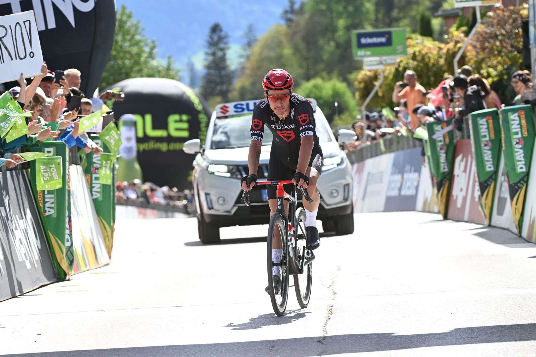 Gino Mäder in Gedanken von Simon Pellaud vor Tour de Romandie 2024
